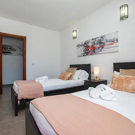Near Sleeps 10 Villa *