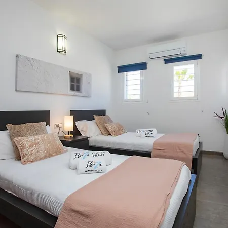 Villa Near Sleeps 10 *