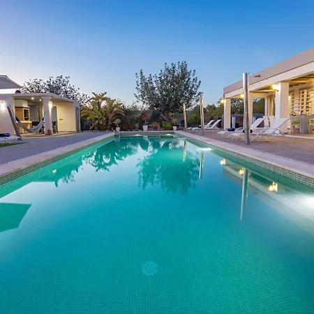 Near Sleeps 10 Villa San Antonio