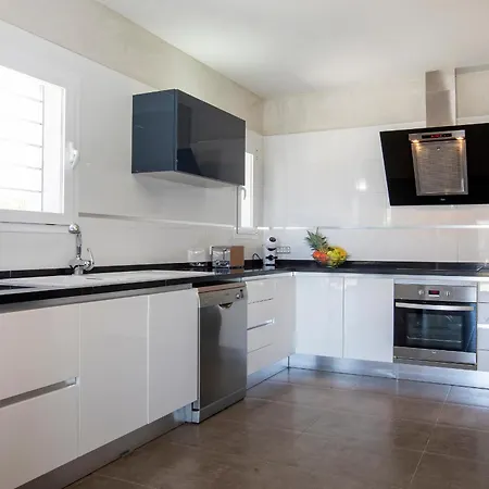 Near Sleeps 10 Villa *