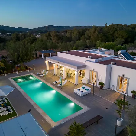 Villa Near Sleeps 10 *
